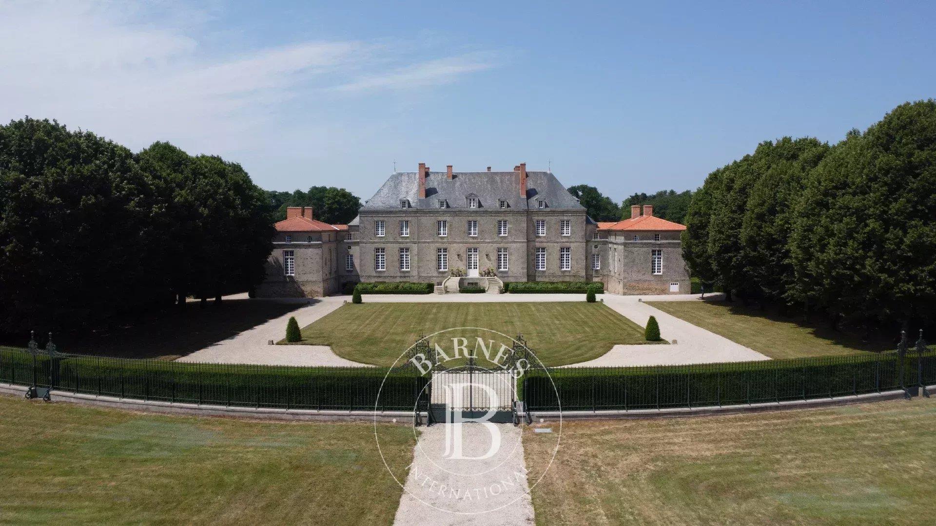 Vendée (85) - 18th century listed chateau - Estate of 42 hectares