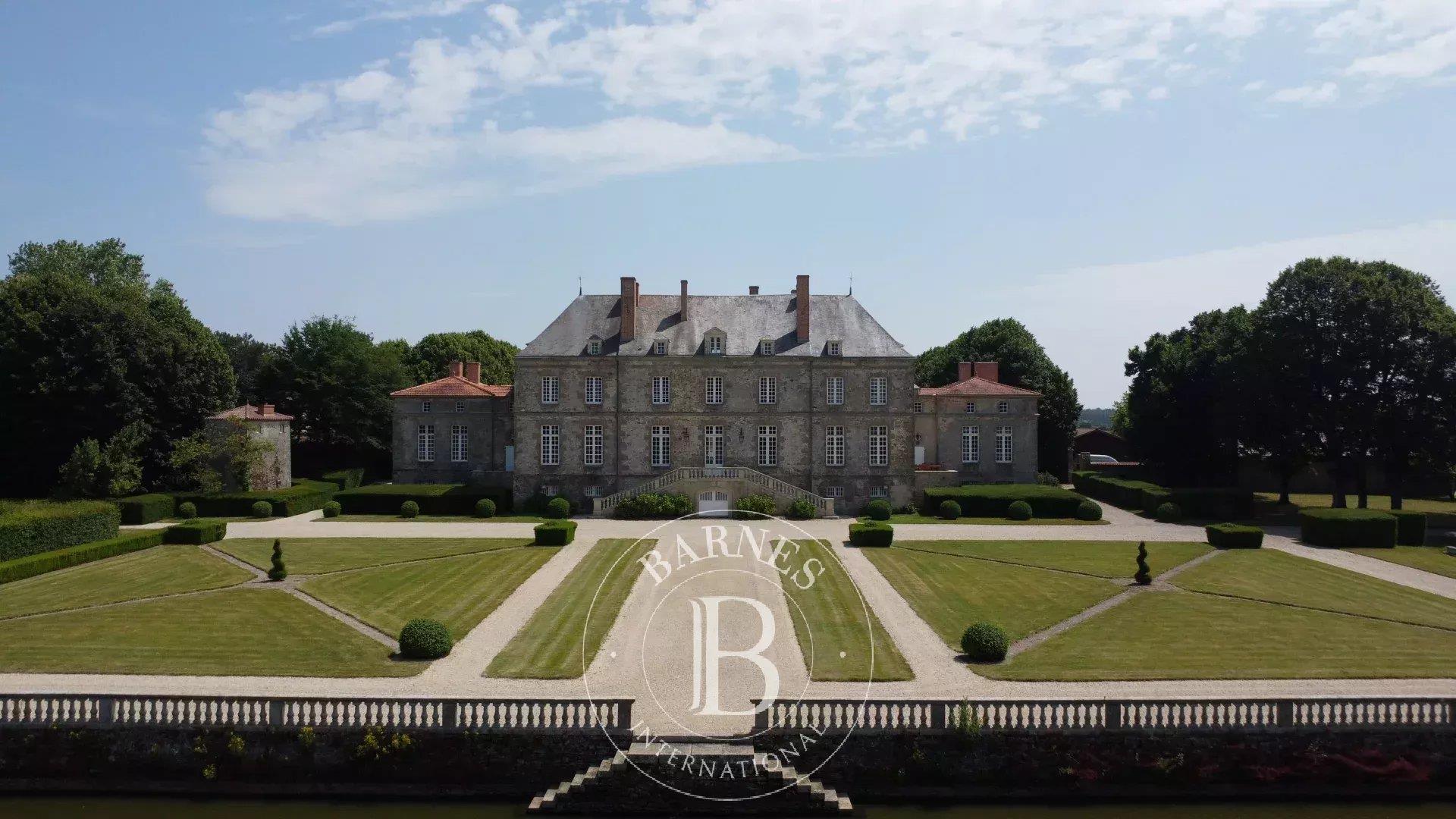 Vendée (85) - 18th century listed chateau - Estate of 42 hectares