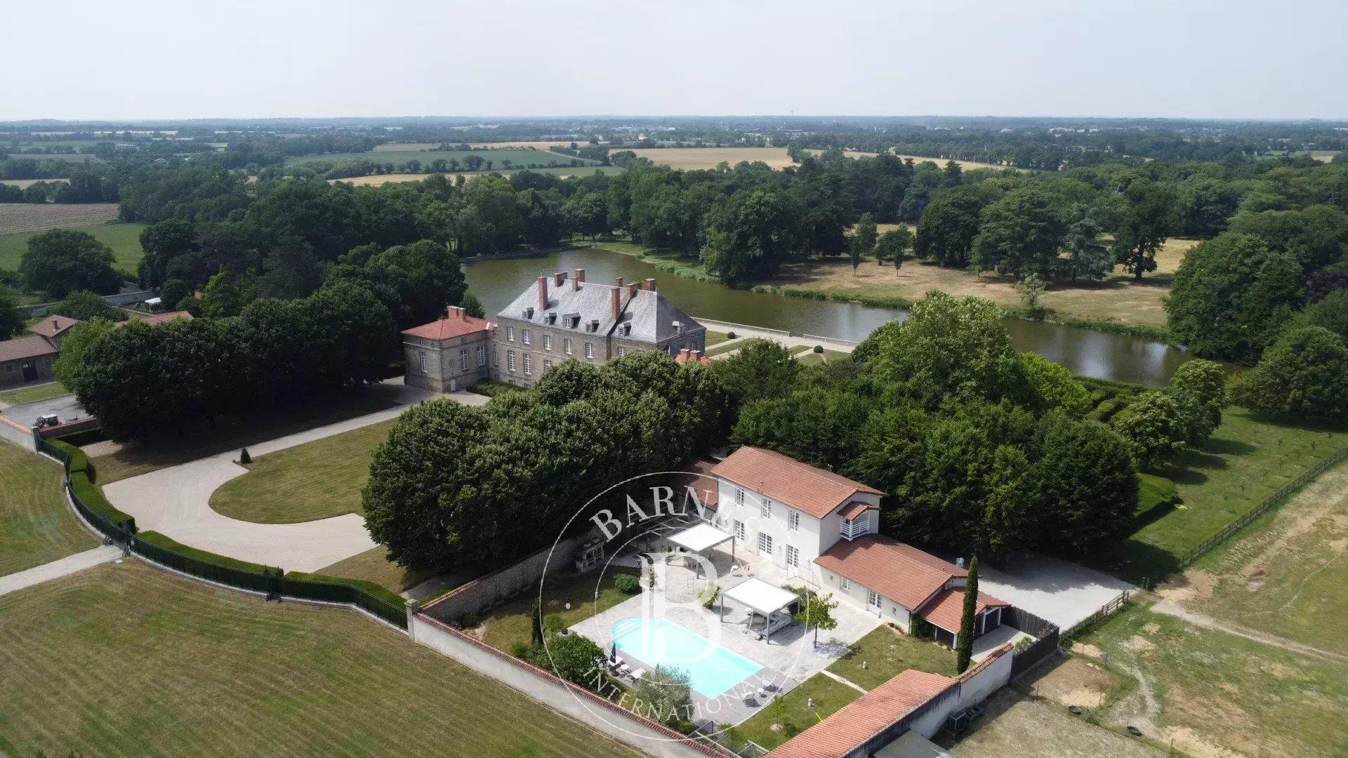 Vendée (85) - 18th century listed chateau - Estate of 42 hectares