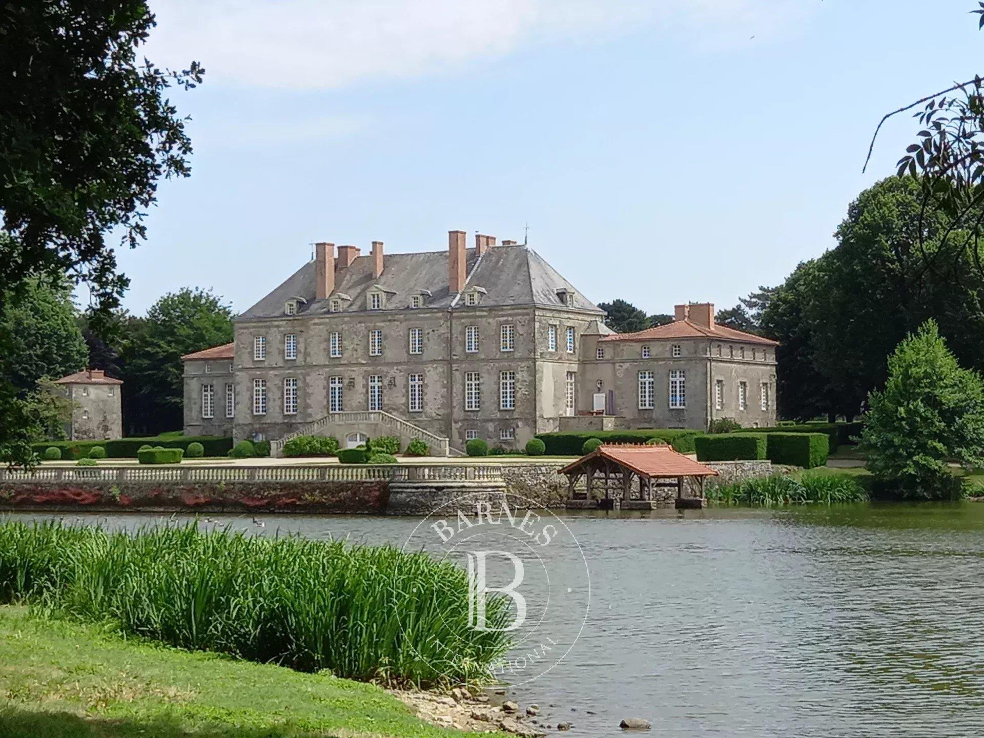 Vendée (85) - 18th century listed chateau - Estate of 42 hectares
