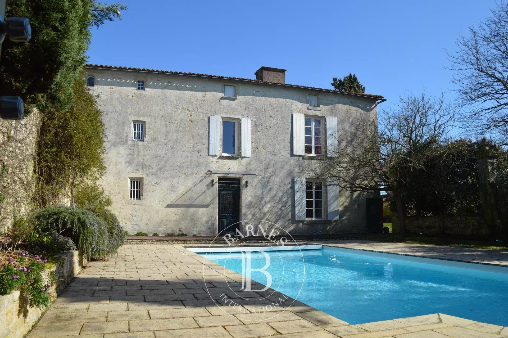 Sole agent - Marais Poitevin - 16th and 18th century manor house of 500 m² - Enclosed garden with sw