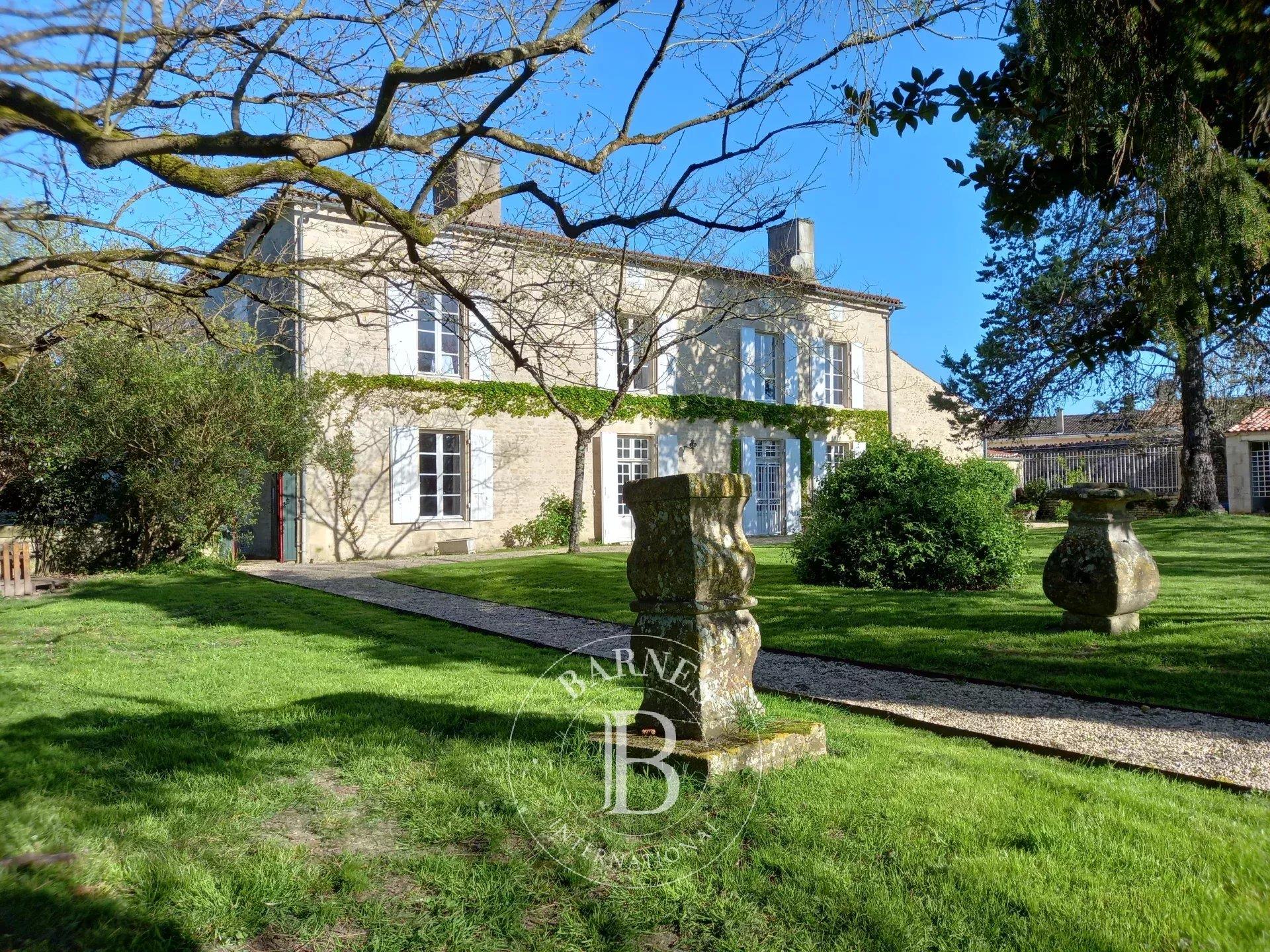 Sole agent - Marais Poitevin - 16th and 18th century manor house of 500 m² - Enclosed garden with sw