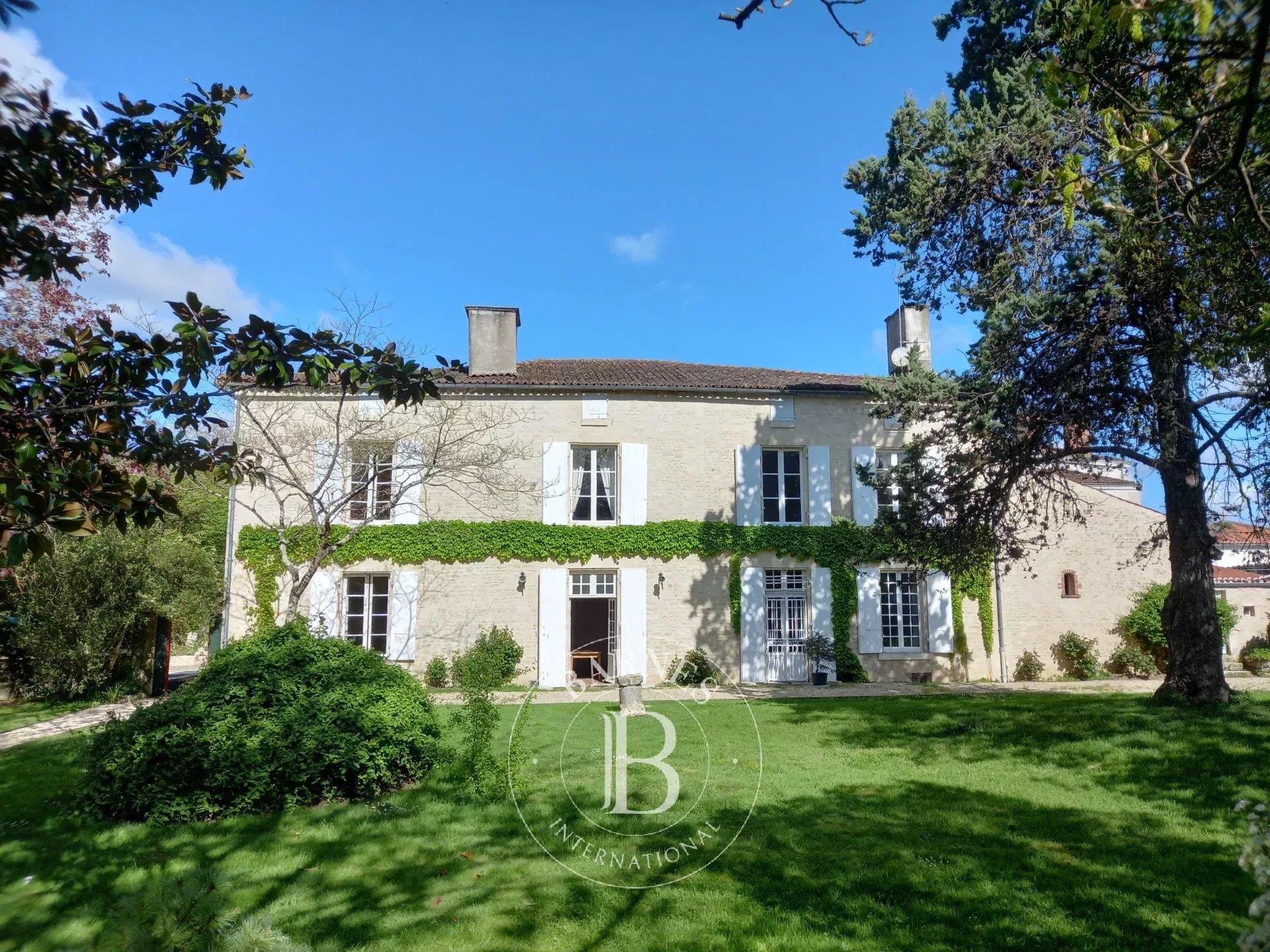 Sole agent - Marais Poitevin - 16th and 18th century manor house of 500 m² - Enclosed garden with sw