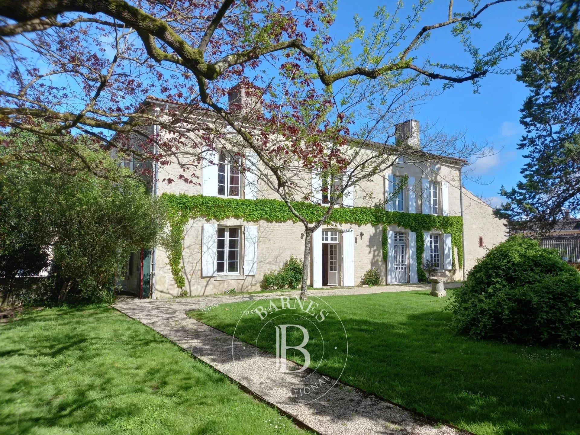 Sole agent - Marais Poitevin - 16th and 18th century manor house of 500 m² - Enclosed garden with sw