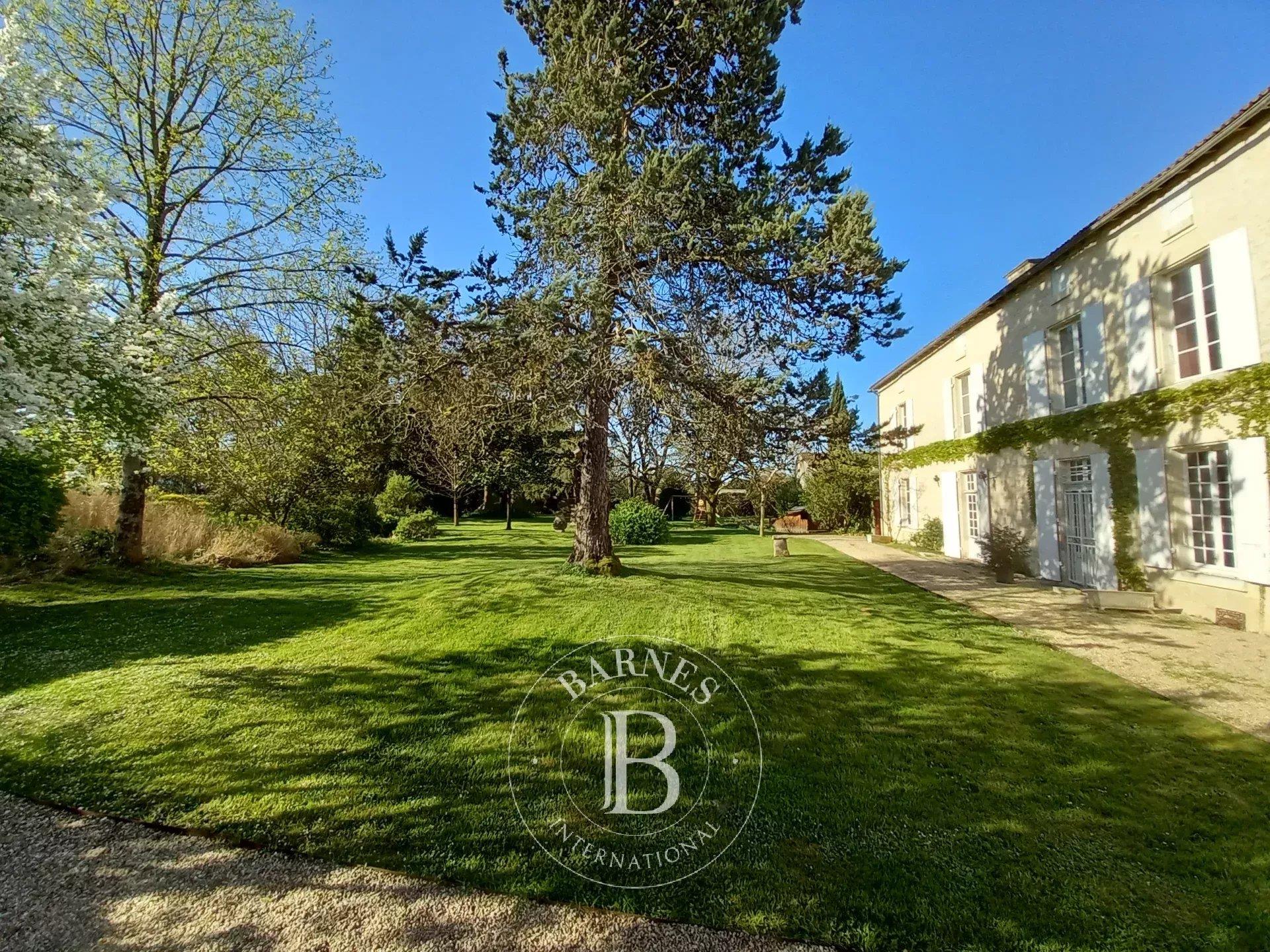 Sole agent - Marais Poitevin - 16th and 18th century manor house of 500 m² - Enclosed garden with sw