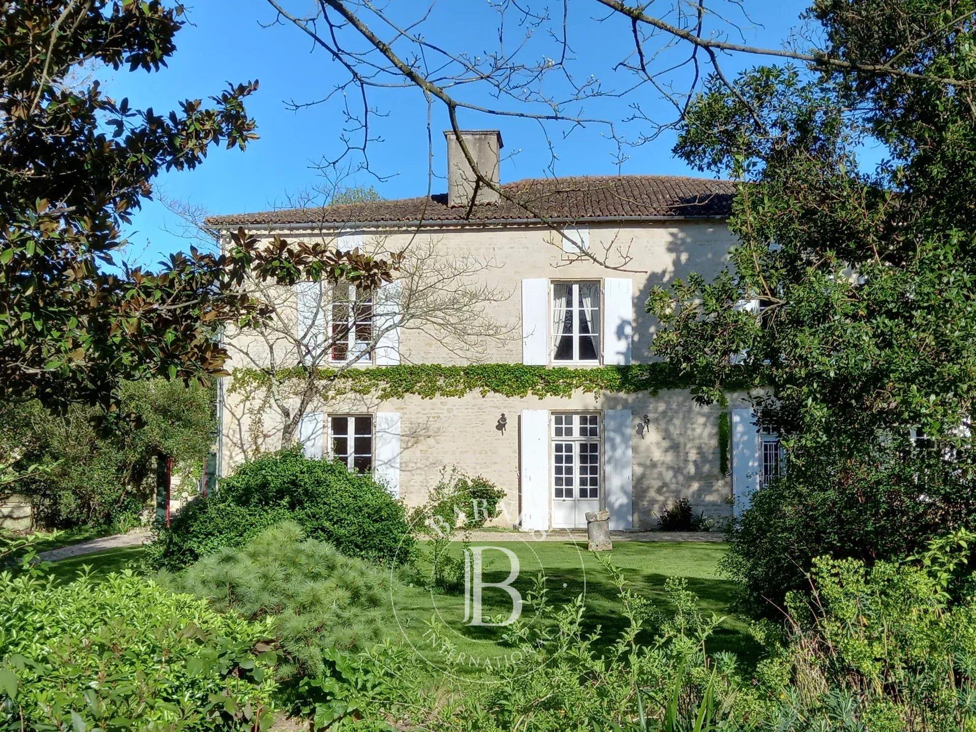 Sole agent - Marais Poitevin - 16th and 18th century manor house of 500 m² - Enclosed garden with sw