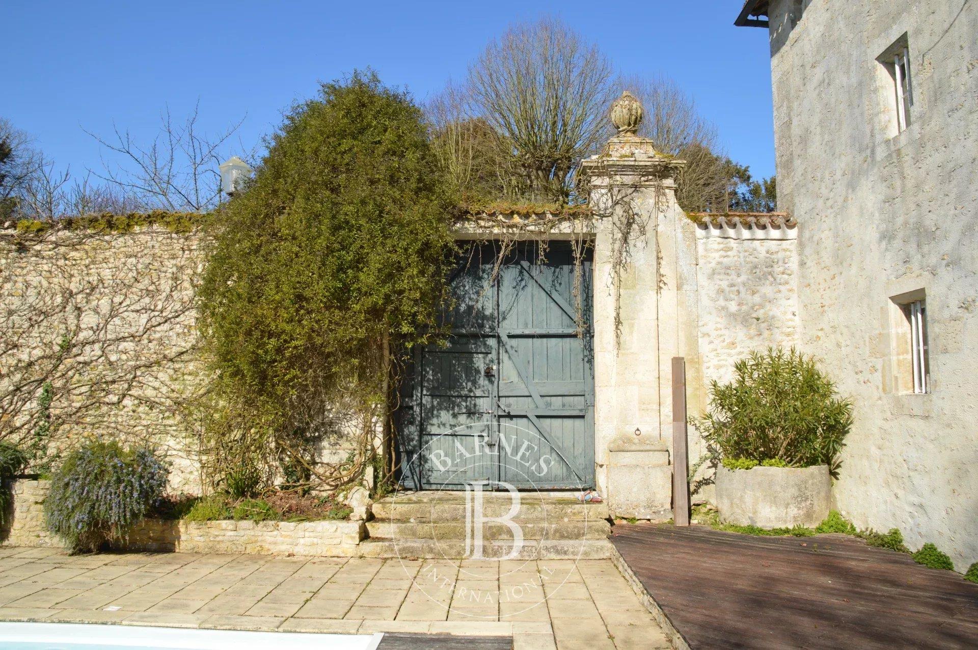 Sole agent - Marais Poitevin - 16th and 18th century manor house of 500 m² - Enclosed garden with sw