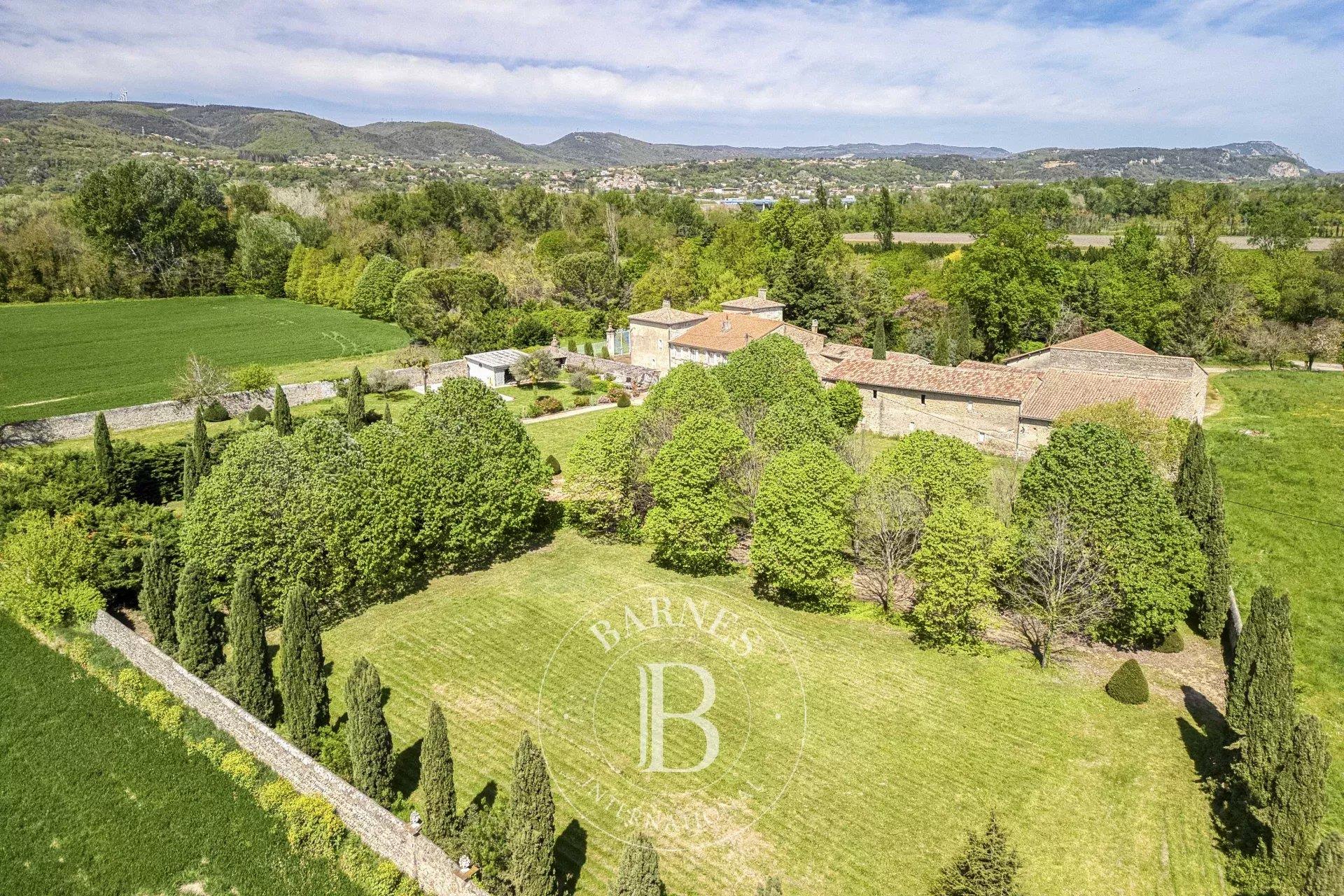Barnes Drôme - Sud Valence - 18th century property with formal garden - 2.3 hectares of land - Swimm