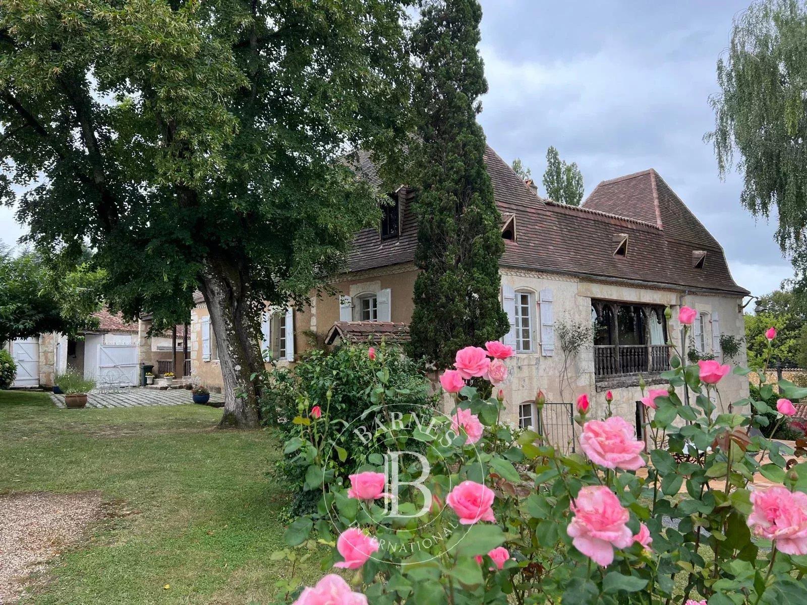 White Périgord – 17th-Century Manor – Outbuildings with Swimming Pool and Tennis Court