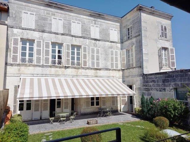 Beautiful Mansion in the heart of Cognac with enclosed garden