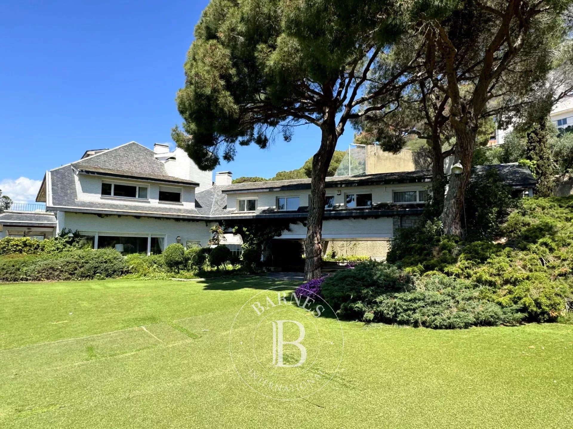Exclusive property with sea views