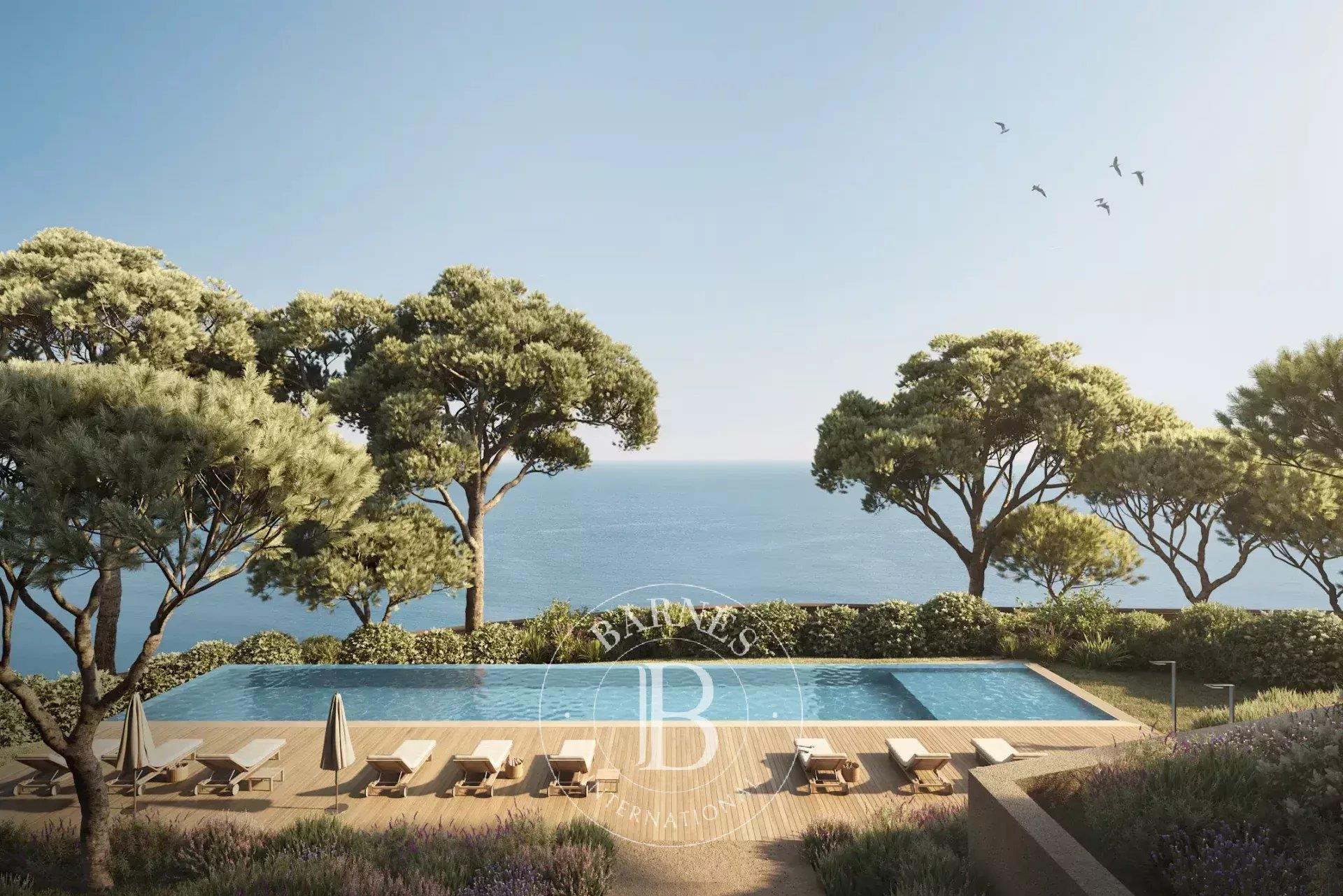 Spacious first line apartment with panoramic sea views and one minute from the beach in S'Agaro, Cos