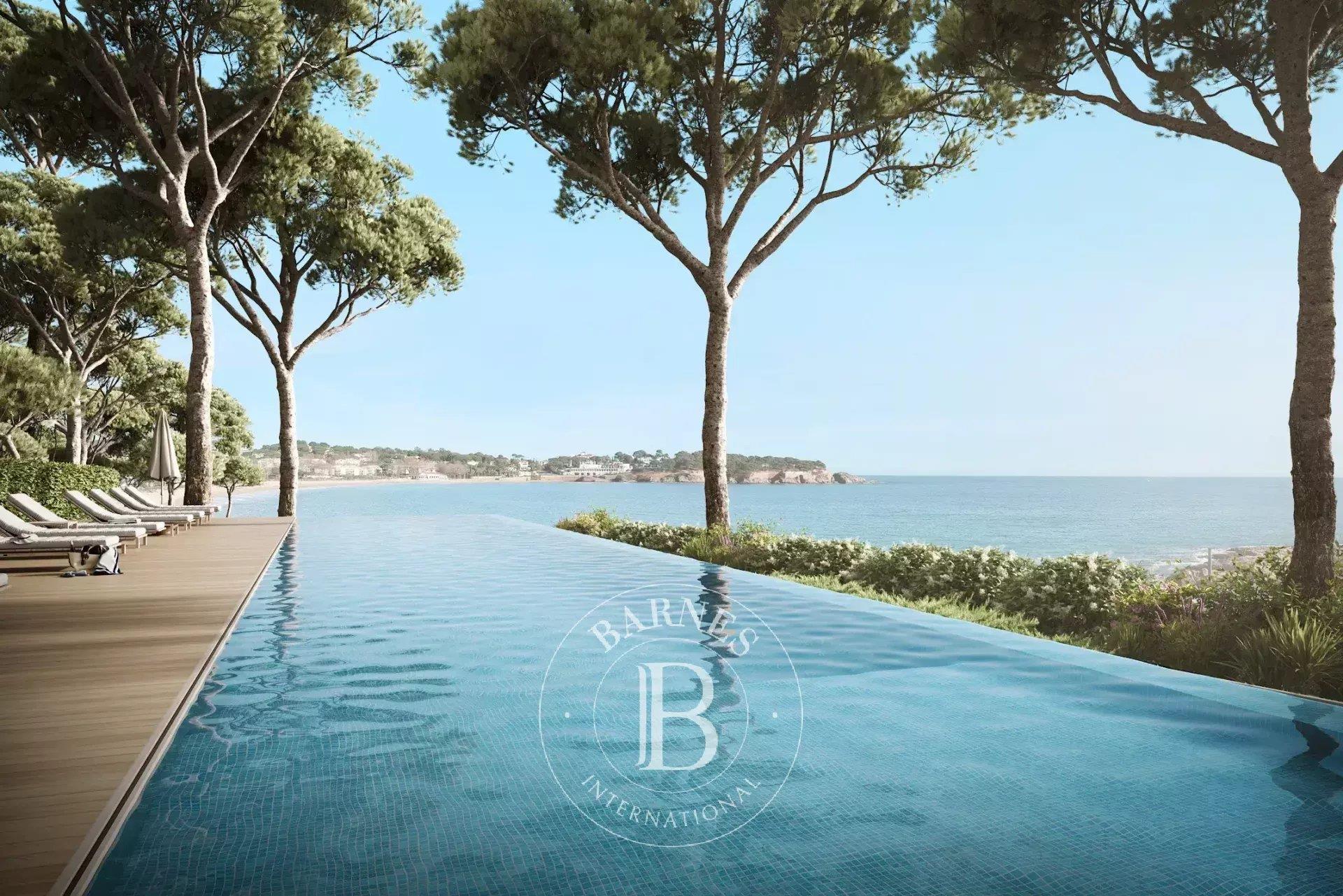 Spacious first line apartment with panoramic sea views and one minute from the beach in S'Agaro, Cos