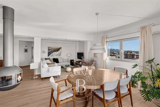 Lysfyldt og renoveret penthouse med unikke udendørsrum i Palma