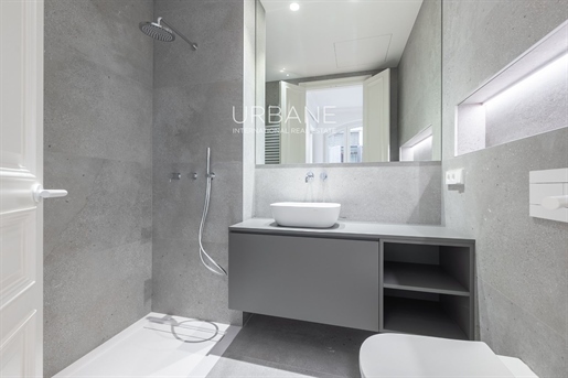 Luxury Living in the Heart of Barcelona's Gothic Quarter | 2 Bed, 2 Bath, Fully Renovated