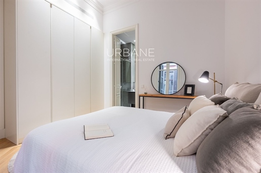 Luxurious 2-Bedroom Flat in Barcelona's Gothic Quarter
