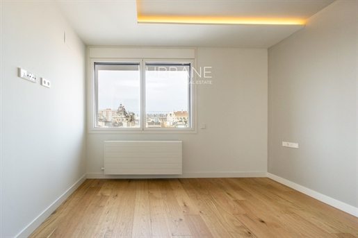 Eixample Elegance: 3-Bedroom Flat with Panoramic Views in Barcelona