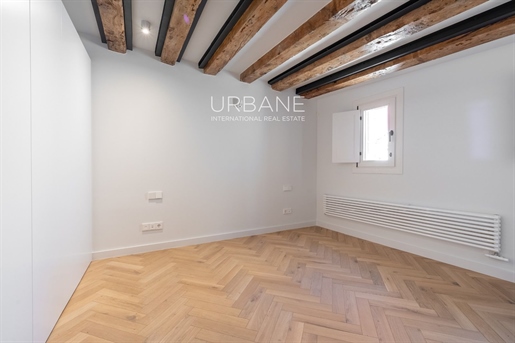 Luxurious Living in Barcelona's Historic Gothic Quarter: 2 Bed, 2 Bath Apartment