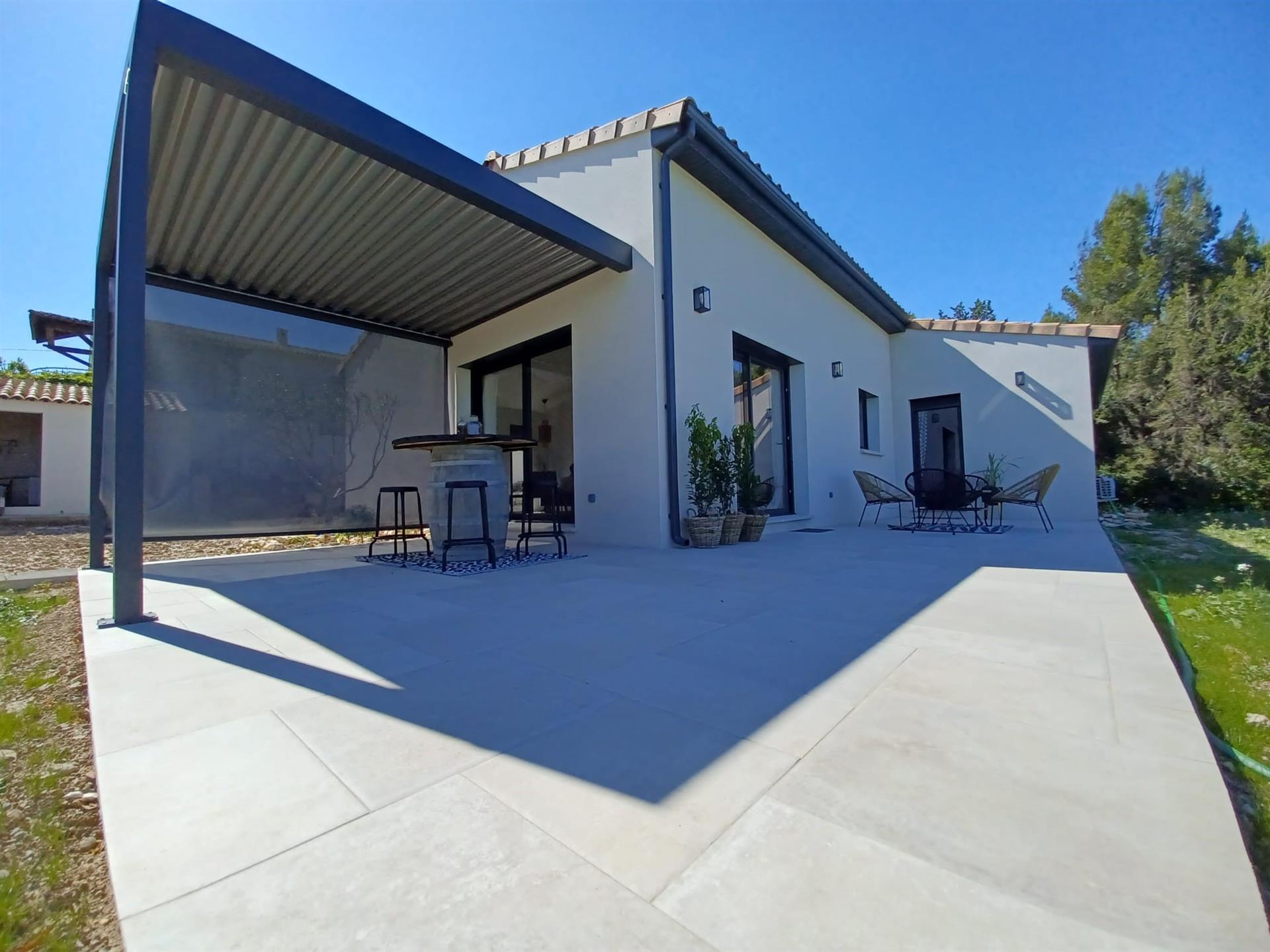 Casa nova mobilada com vista panorâmica, terraço e pérgula bioclimática