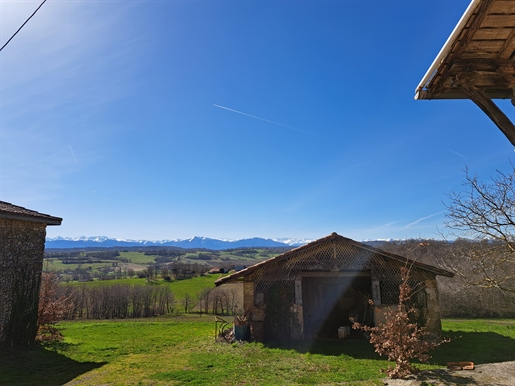 Huis met zwembad en uitzicht op de Pyreneeën