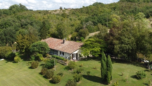 Lovely farmhouse with 11 acres of land, pool, gîte and mountainview