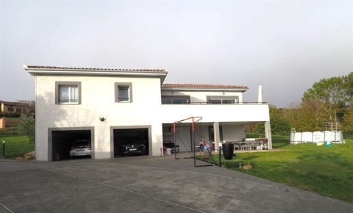 Villa récente T5 de 135 m2 avec garage double et vue imprenable sur les Pyrénées