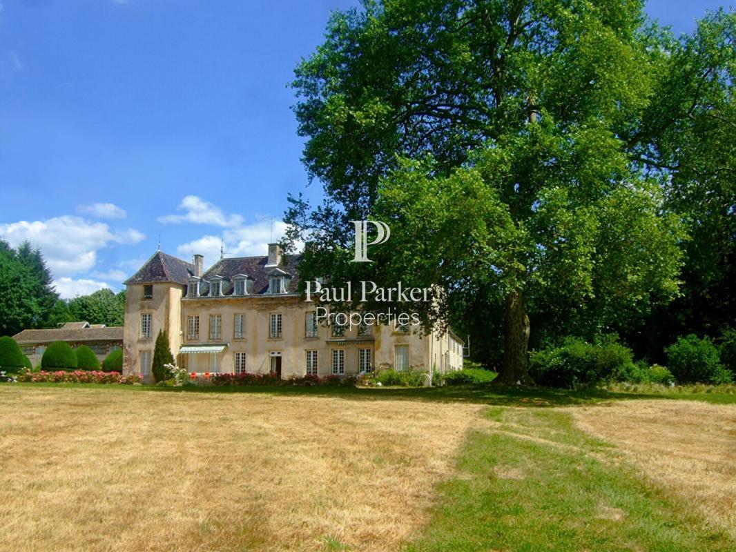 Château and vast spaces for receptions in the heart of Southern Burgundy