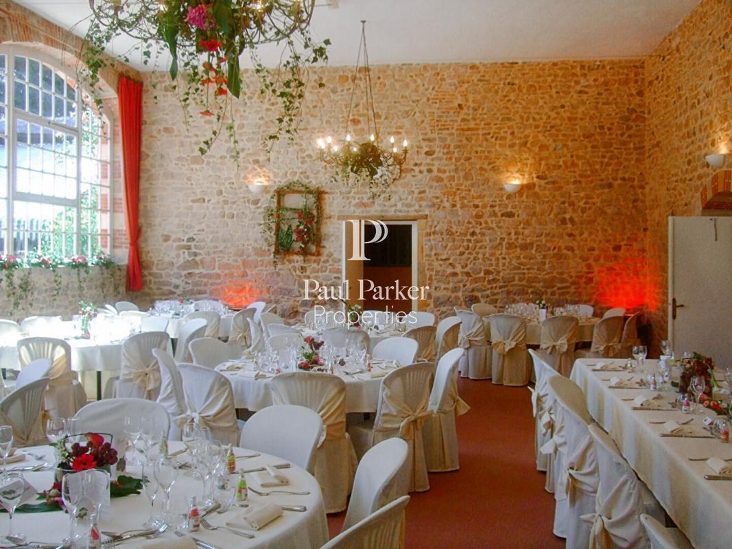 Château and vast spaces for receptions in the heart of Southern Burgundy