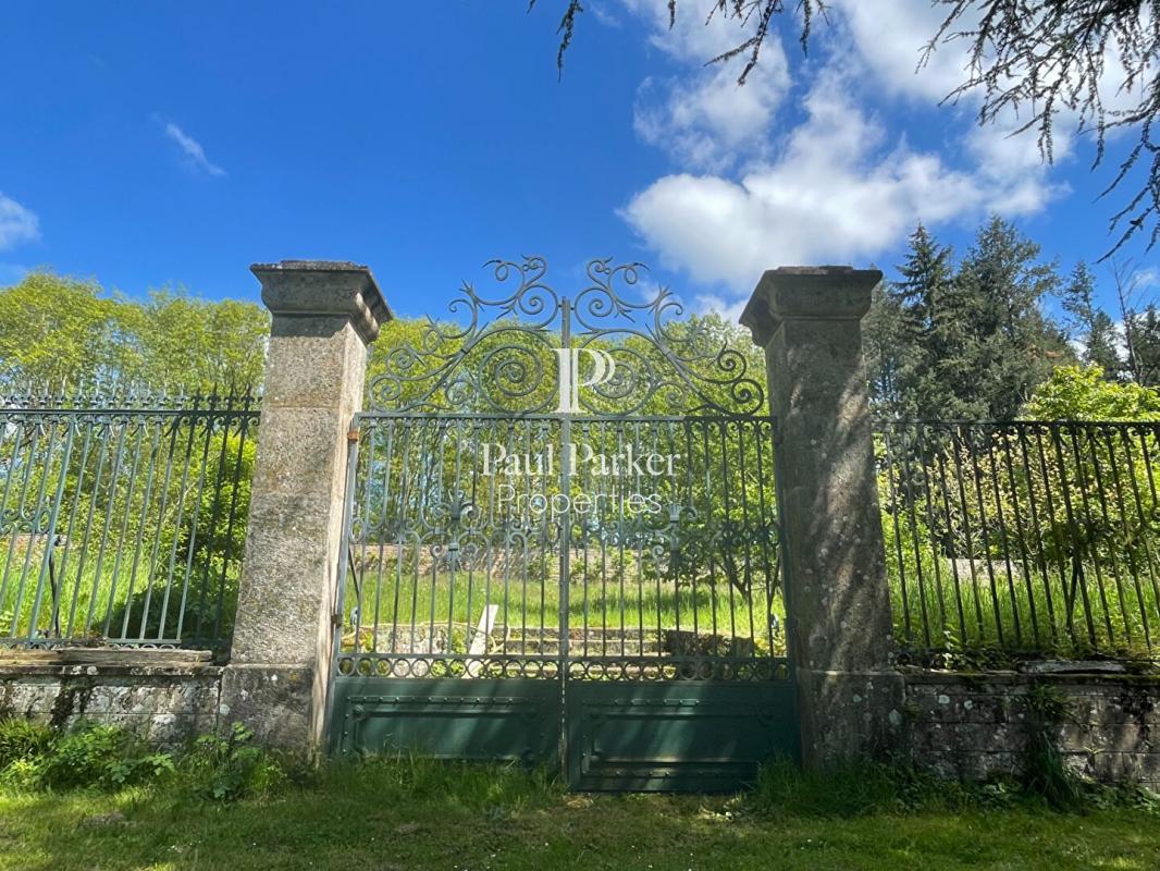Château and vast spaces for receptions in the heart of Southern Burgundy