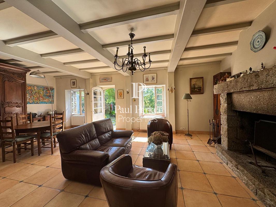 Charmantes Steinhaus aus dem Jahr 1827, seitdem sorgfältig renoviert und regelmäßig verbessert, in e