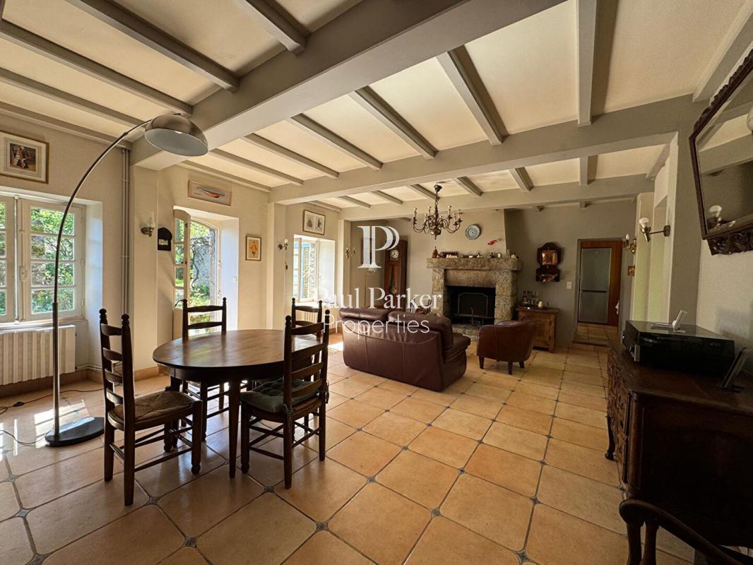 Charmantes Steinhaus aus dem Jahr 1827, seitdem sorgfältig renoviert und regelmäßig verbessert, in e