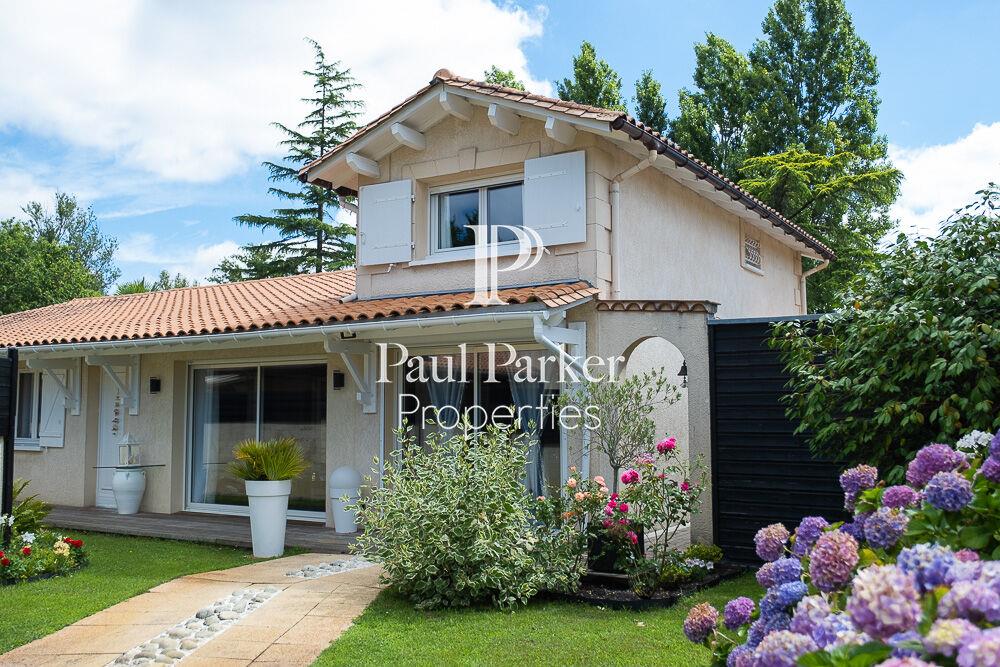 Magnificent Family House With 4 Bedrooms, Garden And Large Pool