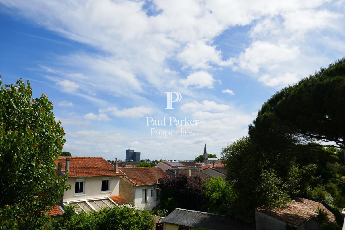 Mérignac St Augustin exceptional investment Fully renovated building with terrace, garden and garage