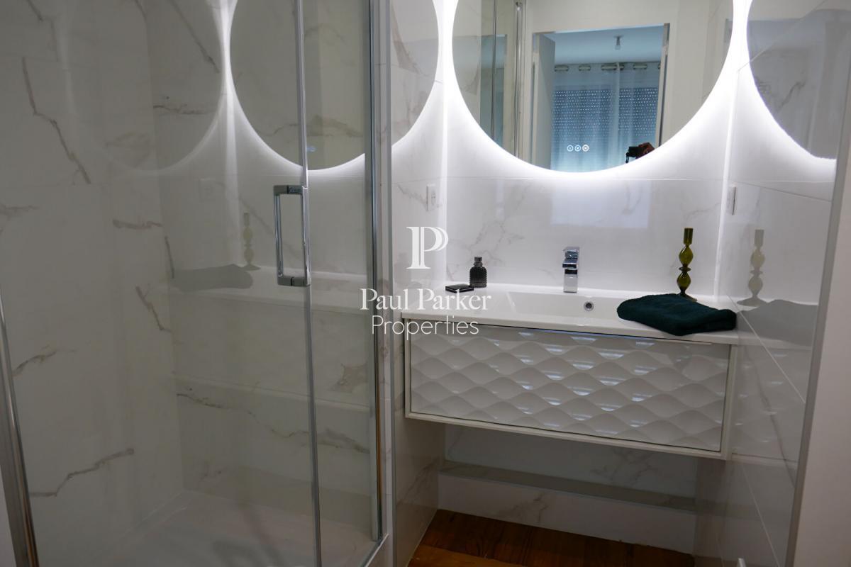 Mérignac St Augustin exceptional investment Fully renovated building with terrace, garden and garage