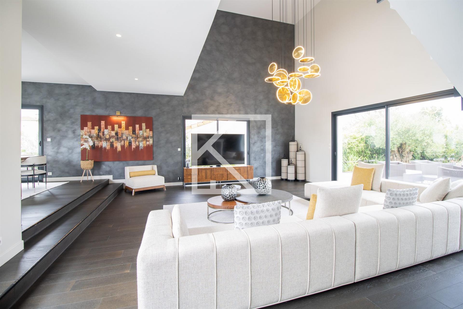Prestigious villa with swimming pool and open view