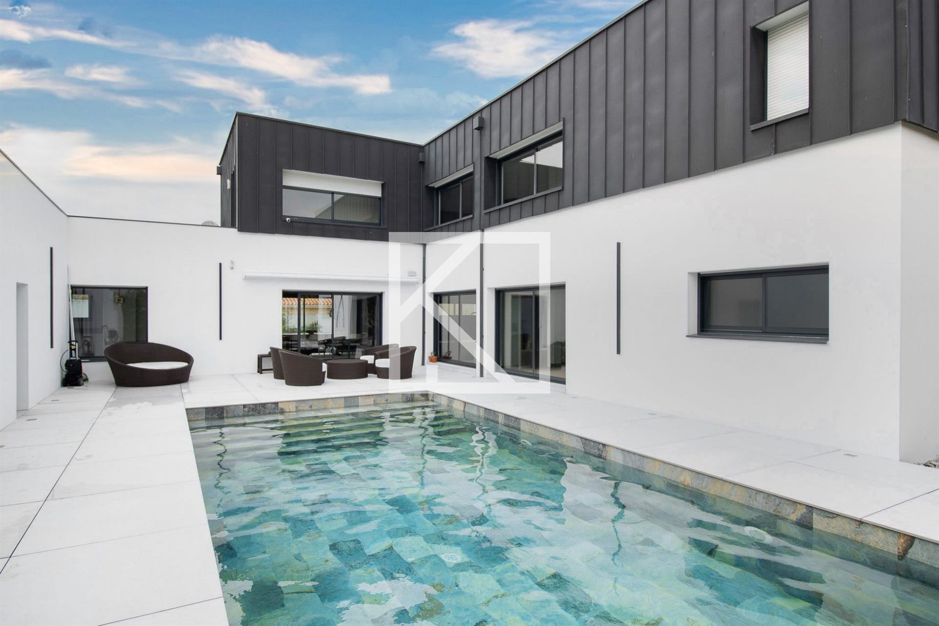 Prestigious villa with swimming pool and open view