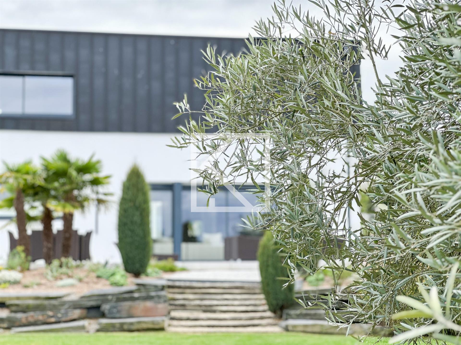 Prestigious villa with swimming pool and open view