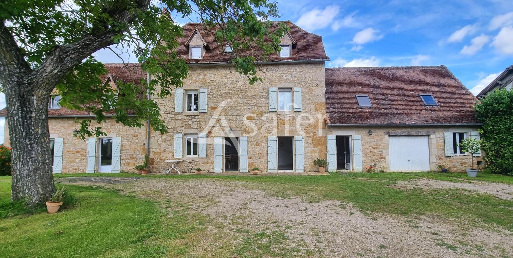 Bâtisse en pierre sur 8 ha