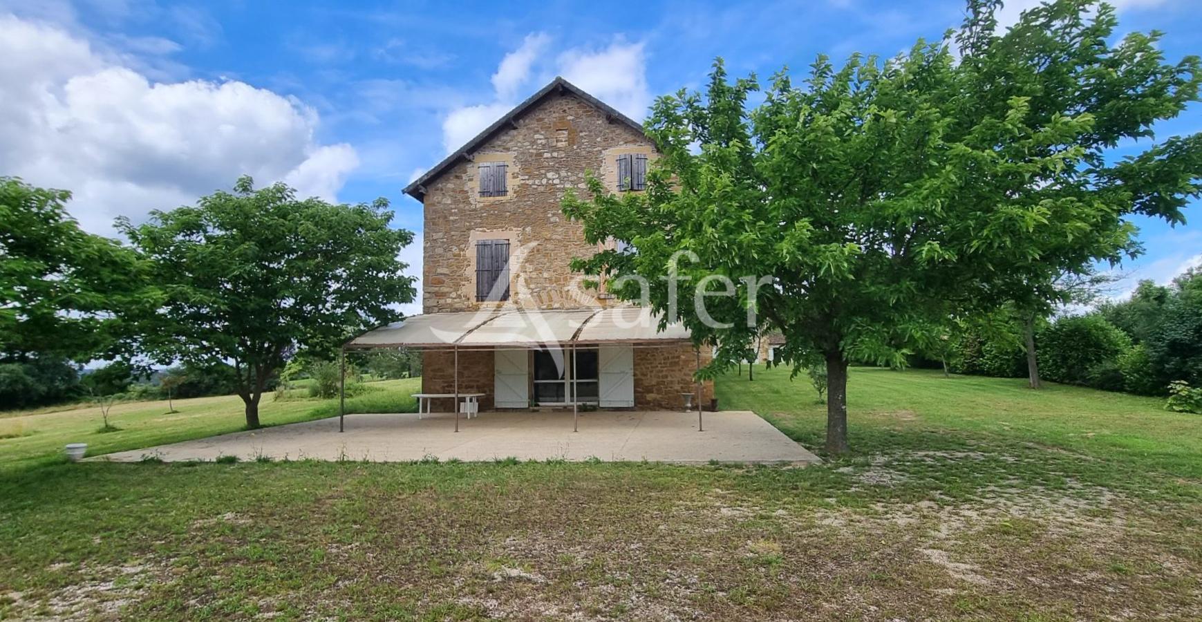 Bâtisse en pierre sur 8 ha