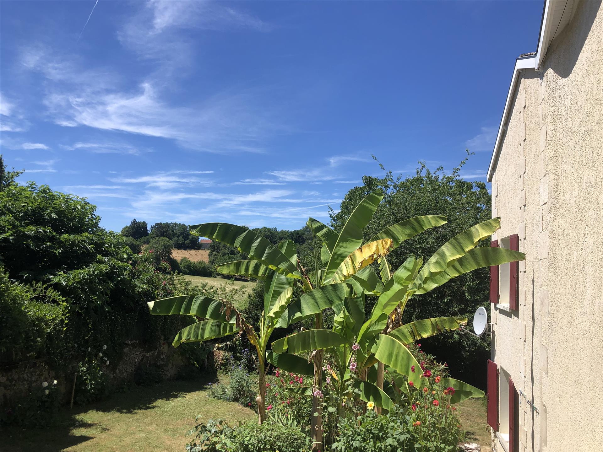 Em meio a uma bela paisagem em uma aldeia tranquila, uma casa de 4 quartos isolada com meio acre.