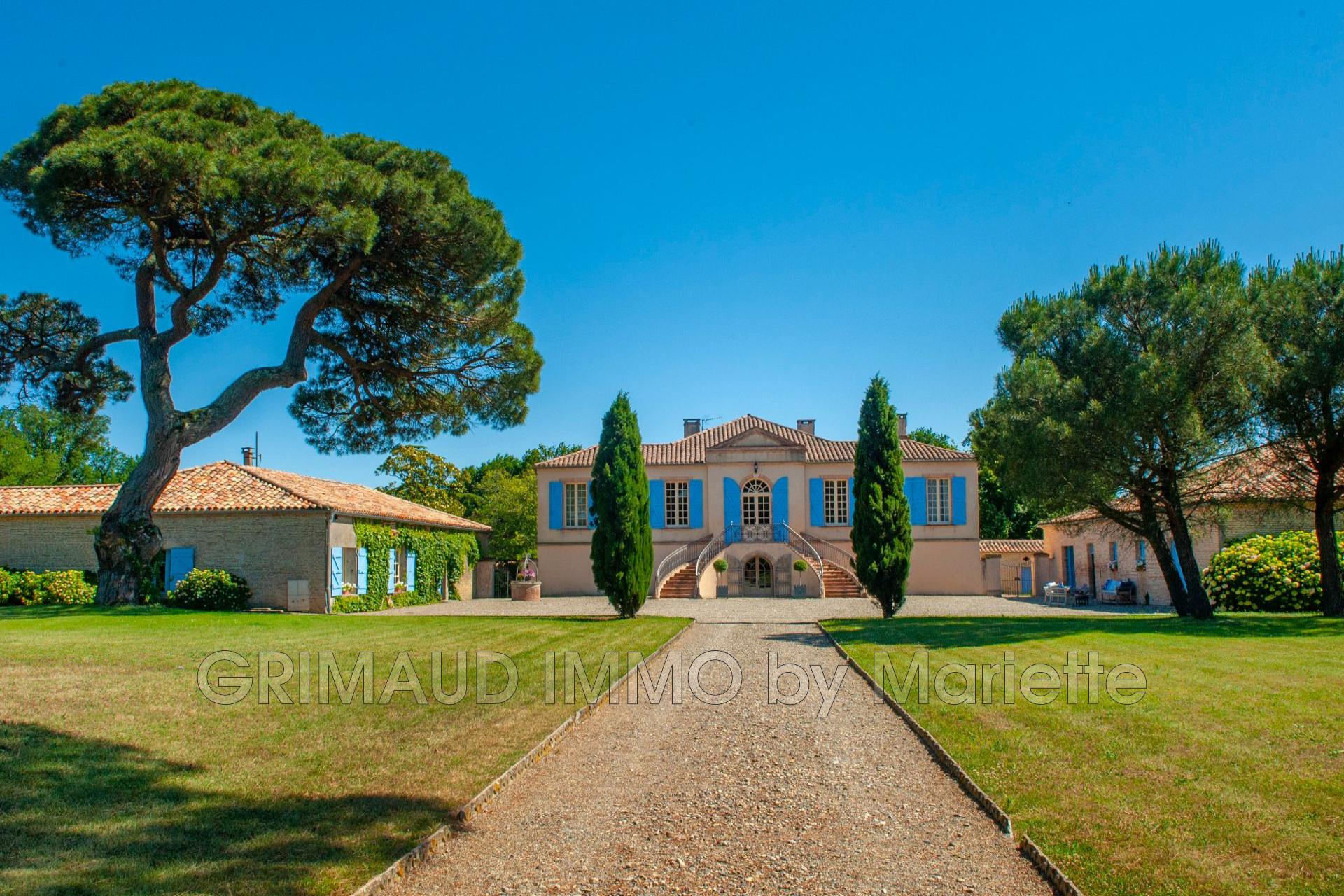 Property on 24 ha with lake, stable and several houses