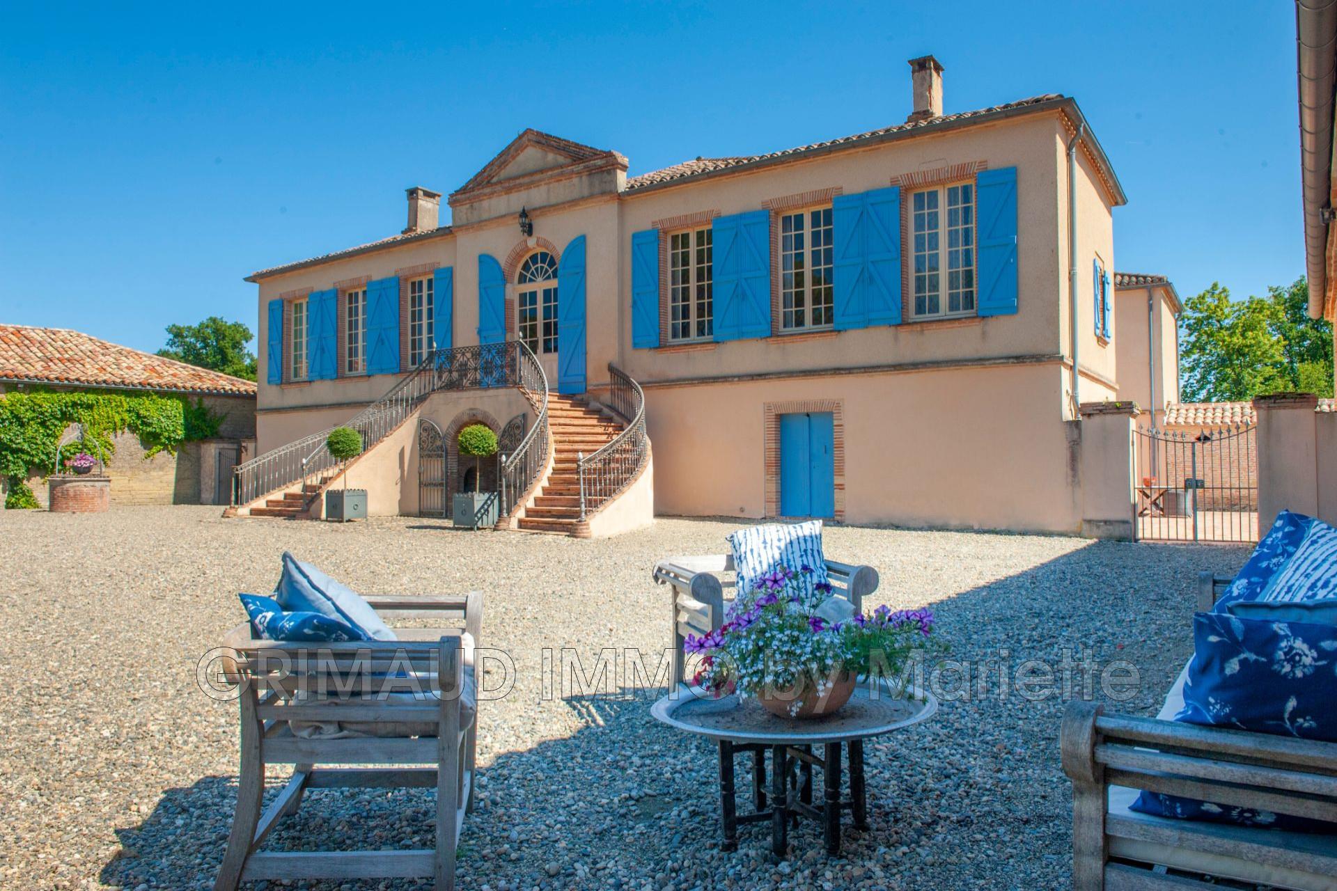 Property on 24 ha with lake, stable and several houses
