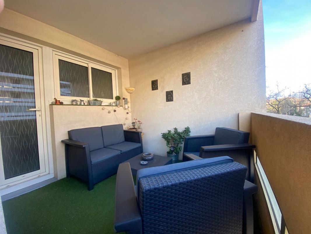Toulon La Rode sector close to the beaches of Mourillon Apartment type 5 of 103 m2 + terrace 16.