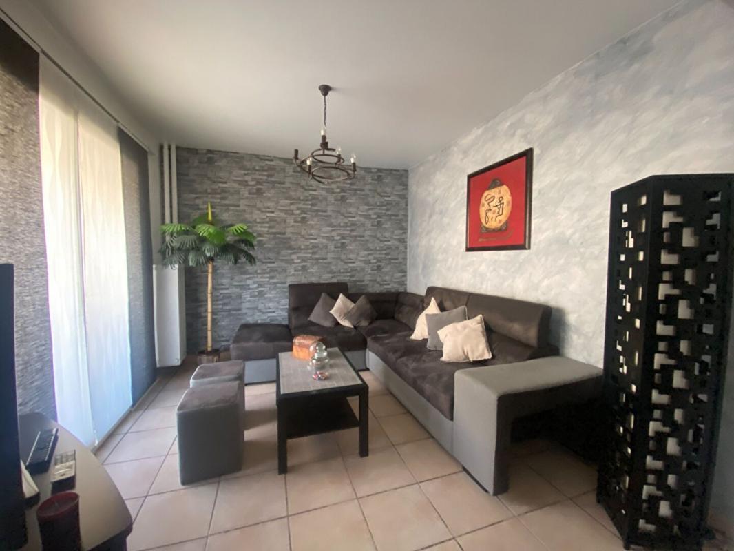 Toulon La Rode sector close to the beaches of Mourillon Apartment type 5 of 103 m2 + terrace 16.