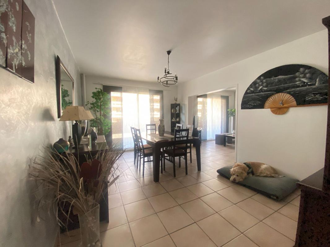 Toulon La Rode sector close to the beaches of Mourillon Apartment type 5 of 103 m2 + terrace 16.
