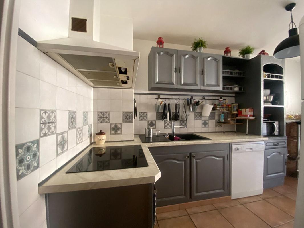 Toulon La Rode sector close to the beaches of Mourillon Apartment type 5 of 103 m2 + terrace 16.