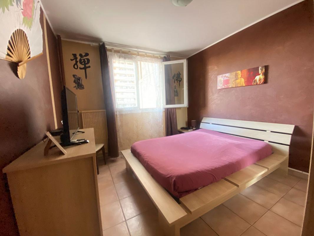 Toulon La Rode sector close to the beaches of Mourillon Apartment type 5 of 103 m2 + terrace 16.
