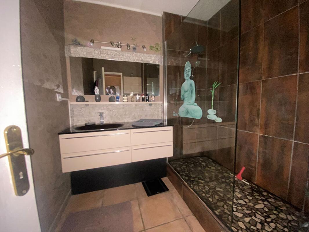 Toulon La Rode sector close to the beaches of Mourillon Apartment type 5 of 103 m2 + terrace 16.