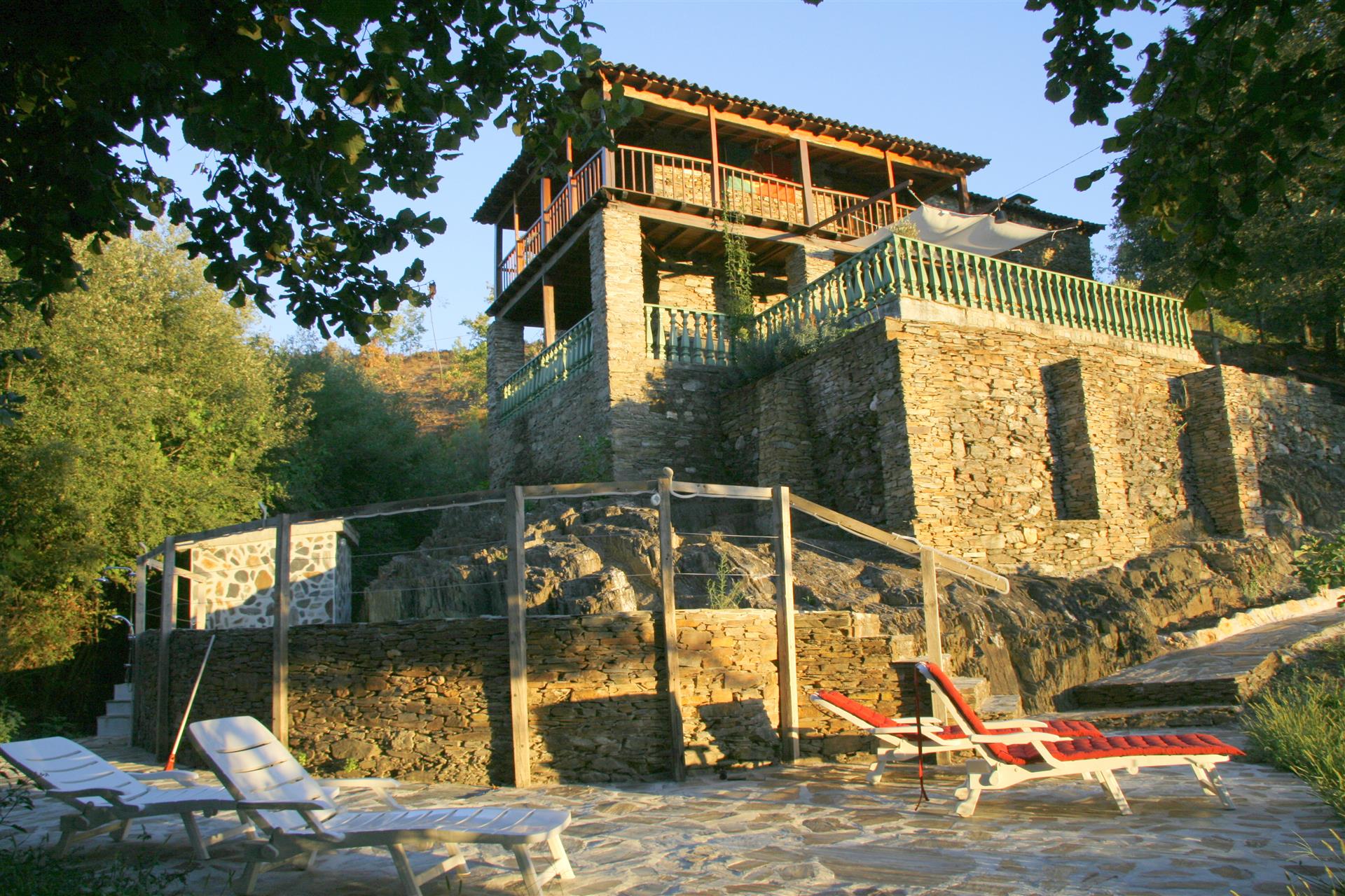 ¡Elegante casa de vacaciones de piedra natural con piscina en un valle verde!