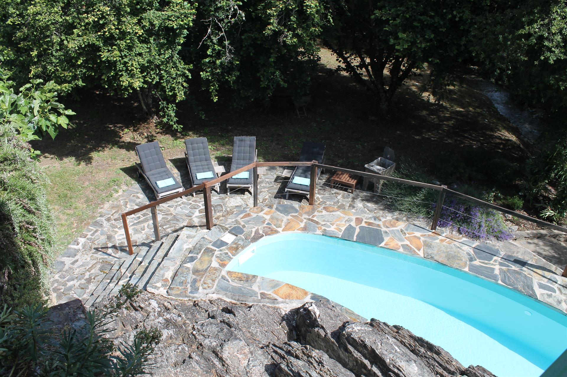 ¡Elegante casa de vacaciones de piedra natural con piscina en un valle verde!